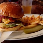 ファイヤーハウス - スタッフさんオススメの人気バーガー『ベーコンチーズバーガー』