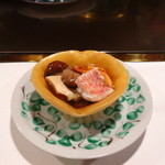 カハラ - キンキ　ナメコ 鮑のスープ　文旦の容器で