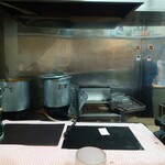 日乃屋カレー - オープンキッチン。カレーの寸胴はまめに管理されています。