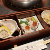 個室ふぐかに料理 磯笛 - 一番左の鱧の生つくね最高♡