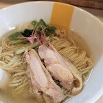 塩生姜らー麺専門店 マニッシュ - 塩生姜ラーメン（850円税込）。澄んだスープで美しい。