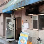 塩生姜らー麺専門店 マニッシュ - エントランス。麺駒時代のまんま。汚い…。