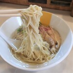 塩生姜らー麺専門店 マニッシュ - 麺は色白。