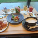 函館大沼 鶴雅リゾート エプイ - 朝食　大沼公園牛乳濃くて美味しい！クラムチャウダーも濃厚で美味しかった！　野菜も新鮮で健康的な朝食です