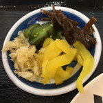 Macchan Udon - ゲットした無料お惣菜と ちょっと天かす