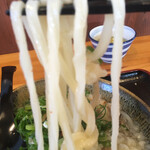 大助うどん - 麺は不揃いな太さ エッジがギザギザだから