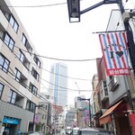 ビストロ コゥジィ - この先左に初台駅の入口があります。