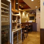 ビストロ コゥジィ - 店内奥のテーブル席。