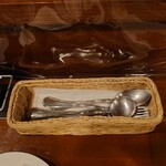 ビストロ コゥジィ - カラトリー・バスケット。