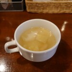 ビストロ コゥジィ - キャベツとチキンのスープ。