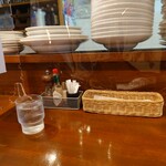 ビストロ コゥジィ - シンプルな卓上調味料。味に自信の表れです。