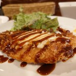 ビストロ コゥジィ - チーズが乗った、美味しいサクサクのみそカツ。