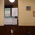 ビストロ コゥジィ - 店内入ってすぐの左壁側もテーブル席。