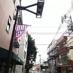 ビストロ コゥジィ - この先の坂を下ると、代々木八幡神社。