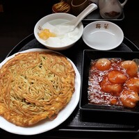 梅蘭 御茶ノ水ワテラス店 - 梅蘭焼きそば（小）・エビチリソース（小）・杏仁豆腐