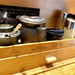 焼きあご塩らー麺 たかはし - お茶漬け用、卓上にあり自由に使える調味料コーナー。