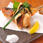 DEIGO - 沖縄県魚グルクンの姿揚げは骨までカリカリ！980円