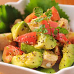 DEIGO - 女性に人気！アボカドとトマトのサラダはうれしいラフテー入り♪900円