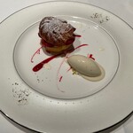 Steak Dining Vitis - グジェールとさくらんぼのセムラ カルダモンのアイス添え