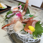 ヤマタ家 - 刺身 一切れづつですが、種類が沢山‼︎(^^)