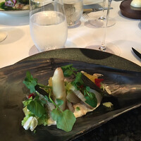 レストラン マノワ - 前菜。追加料金でホワイトアスパラ。シャキシャキしてて食感に驚いた。