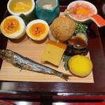 笛吹川温泉　坐忘 - まぐろ叩き・う玉・烏賊黄金和へ・山海漬け・鶏つくね団子・カステラ玉子・半熟玉子・笹かまぼこ・夏茄子田楽甘みそ・法蓮草胡麻よごし・丸十レモン煮・鰯の丸干し