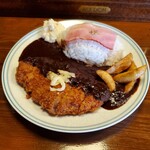 自家焙煎珈琲専門店 B.BROWN - 「ビーブラウンのカツカレー」ベーコン、ポテサラ、フライドポテト…楽しいワンプレート