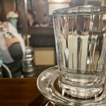 源氏 - もっきりの日本酒は最初にグラスを持ち上げて啜ります