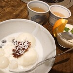Yakiniku No Gyuu Ta Honjin - 白玉ぜんざい＆ココナッツミルク580円、杏仁豆腐380円✨飾りのミントはシワシワで残念ですが、杏仁もぜんざいも本格的でとても美味しいです！温かいお茶も頂きました。