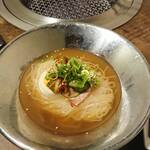 Yakiniku No Gyuu Ta Honjin - 冷麺850円✨、具材はチャーシューにきゅうり、ネギ、オイキムチにゆで玉子。酸味がないマイルドなスープでした♬︎お酢も「お好みで」とくださいます。
