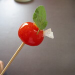 プレゼンテ スギ - ～シェフからの最初の贈り物～ 定点 トマト飴（ミニトマト、ローズゼラニウムorアロマティカス、キプロス塩）