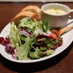 ボン・ソレイユ - 日替わりランチ(1,100円)
            お野菜のスープ
            サラダボール
            バゲット