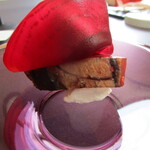 プレゼンテ スギ - GV鰹（中落ちとフランボワーズでGVした鰹、ビーツのピクルス、水切りした自家製ヨーグルト）