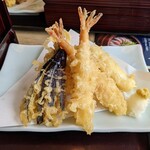 和食レストランとんでん - 天ぷらは、海老✕２本・イカ・ナス・舞茸・カボチャがありますよ…