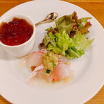 Bisutoro Kafe Deri Pokina Sanroku Kyuu - 前菜　鯛のカルパッチョ、にんじんのバニラ風味ムースにコンソメジュレ