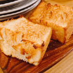 ビストロ カフェ デリ ポキナ369 - 自家製フォカッチャ