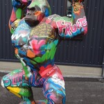 MAISON CACAO - 入り口にカラフルゴリラ