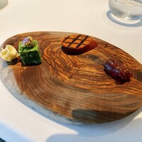 フランス料理 エステール by アラン・デュカス - 右は鮪使ったアミューズ、左はお魚の骨が刺さっています