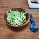 昭島パスタ工房 - セットのミニサラダと箸置き