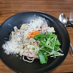 昭島パスタ工房 - カルボナーラ 水菜を混ぜて食べる