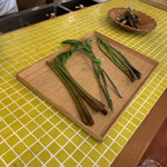 ラ・カーサ・ディ・テツオ オオタ - 山菜（ミズ、雪笹、イラ）、一番向こうが天然山葵