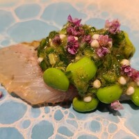 馳走西健一 - ②活け〆アラ(静岡県駿河湾産、当日昼水揚げ)、オクラ&枝豆&大葉&紫蘇の花のソース
                      当日ならではのコリコリ感、この個体が持つ旨みが素晴らしい
                      こういうピンの魚が使える喜び
                      焼津に移転して良かったね