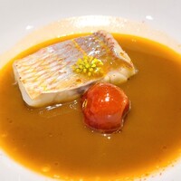 馳走西健一 - ③魚介類のスープ・ド・ポワゾン、イトヨリ(静岡県駿河湾産)
                    西シェフの得意の甲殻類のソースをベースに魚や貝を加えたスープが濃厚なのだが、強すぎない味わい
                    イトヨリも状態が素晴らしい