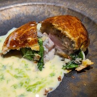 馳走西健一 - ⑧生しらす(静岡県駿河湾産)&金目鯛(静岡県駿河湾産)&金目鯛の白子&大葉のパイ包み焼き、青海苔(静岡県浜名湖産)のソース
                    広島時代からパイ包み焼きは西シェフの十八番でしたが、2ランク位グレードアップ