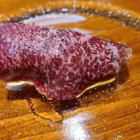 馳走西健一 - ⑤榊山牛(広島県熊野産、馬上牧場)(腿肉)生ハム、マリネしたフルーツトマト(静岡県産。湯剥き)
                    師事していた広島の馳走啐啄一十の平野大将が開発
                    腿肉の肉々しい味わい、熟成した脂の旨みが印象的