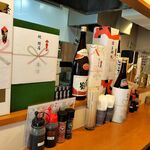 Takoyaki Okonomiyaki Hasemaru - カウンターにお酒がズラリ