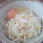 坂のうえ - 卵とチーズ　カルボーラ風　釜揚げうどん　５００円