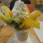 「本日のフルーツパフェ」（800円）
