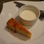 カルディーノ - ＋１５０円でデザート2種にできます。この日は杏仁豆腐とチーズケーキ。