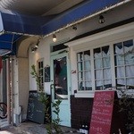 外観はこじんまりとしていて、気づきにくいかも。駐車場も分かりにくいです。